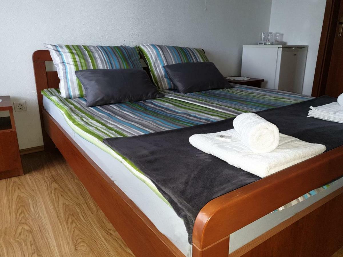 Hotel Pansion Ribica Crikvenica Esterno foto