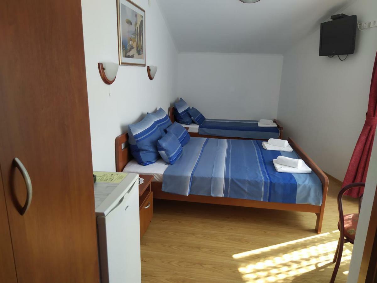 Hotel Pansion Ribica Crikvenica Esterno foto